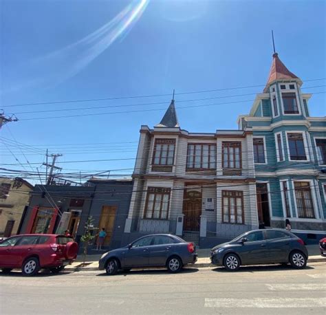 Vista panorámica del hogar de ancianos en Playa Ancha, Valparaíso, mostrando la fachada y el entorno paisajístico.