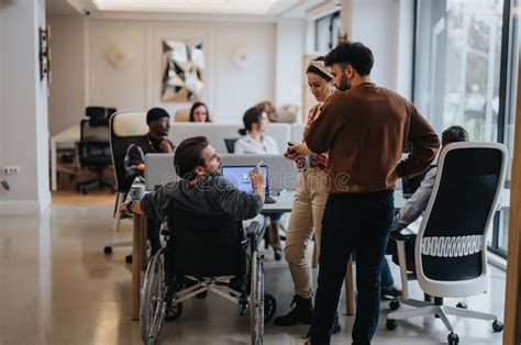 foto de equipo diverso en un ambiente de trabajo inclusivo