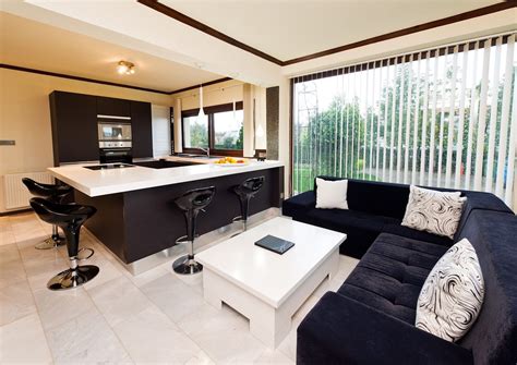 Interior de una sala familiar con un living acogedor, comedor y cocina americana