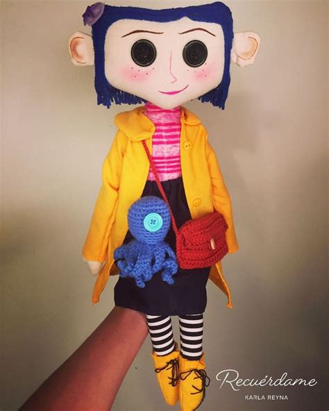 Muñeca con ojos de botón y proceso de transformación