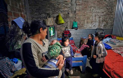 Fotografía de un hogar de niños en condiciones precarias, mostrando hacinamiento y falta de infraestructura adecuada.