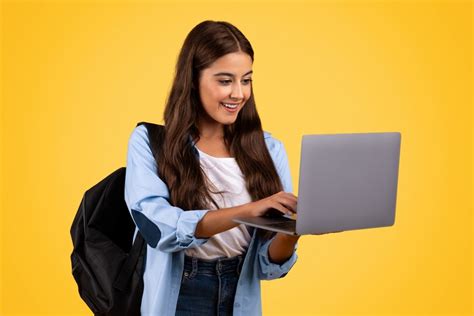 Estudiante universitario con documentos y laptop