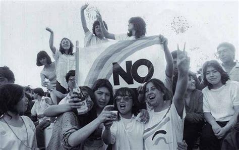 Manifestantes celebrando el triunfo del 
