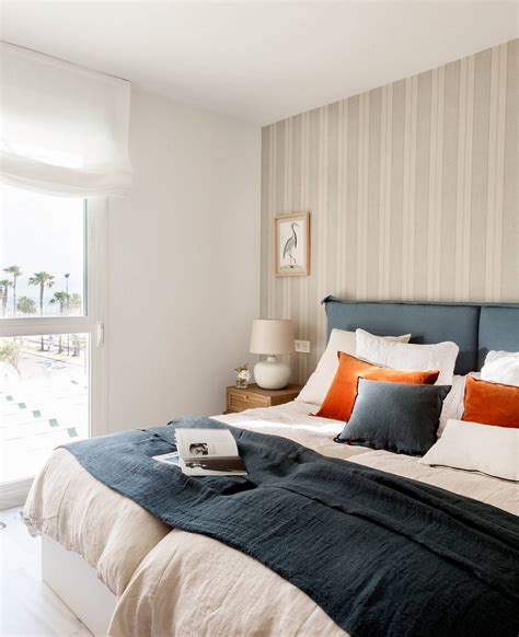 Imagen de una habitación cómoda con iluminación suave y cojines para apoyo