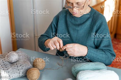 Foto de una anciana aymara tejiendo o pastoreando ovejas