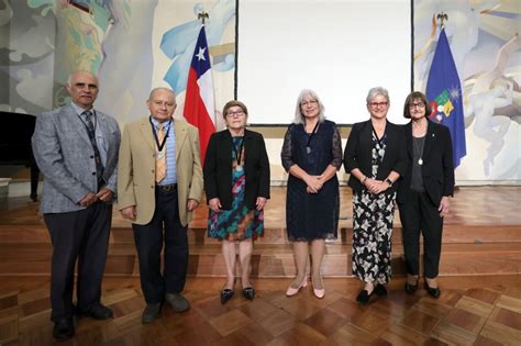 Fotografía de la ceremonia de reconocimiento a académicos jubilados en la Universidad