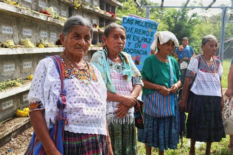 Fotografía de las abuelas de Sepur Zarco con sus medallas conmemorativas