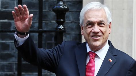 El Presidente Sebastián Piñera firmando el proyecto de ley para la creación del Servicio de Protección a la Niñez