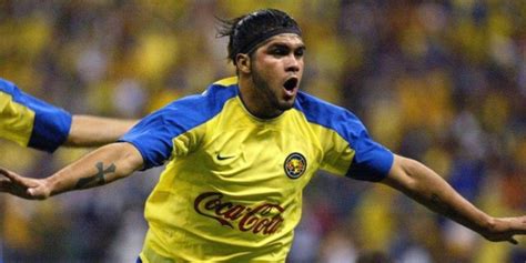 Reinaldo Navia, futbolista en activo