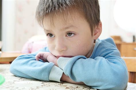 Foto temática de un niño pensativo o triste