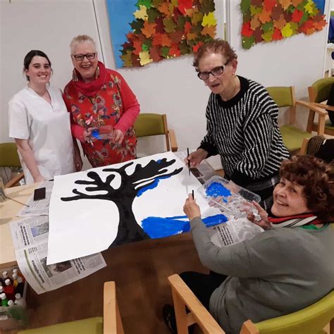 Personas mayores participando en actividades sociales y de aprendizaje