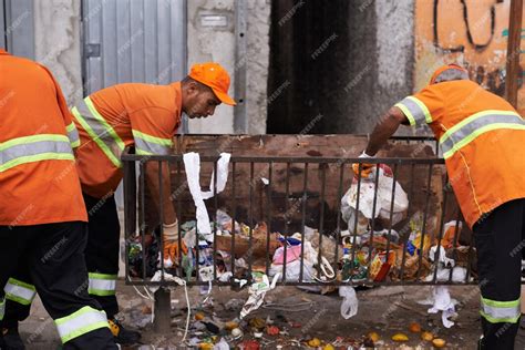 Equipo de recolectores de basura trabajando con medidas de seguridad