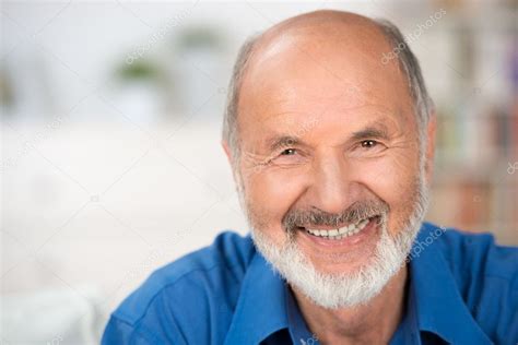 Foto de Leopoldo Abadía, un hombre mayor sonriendo