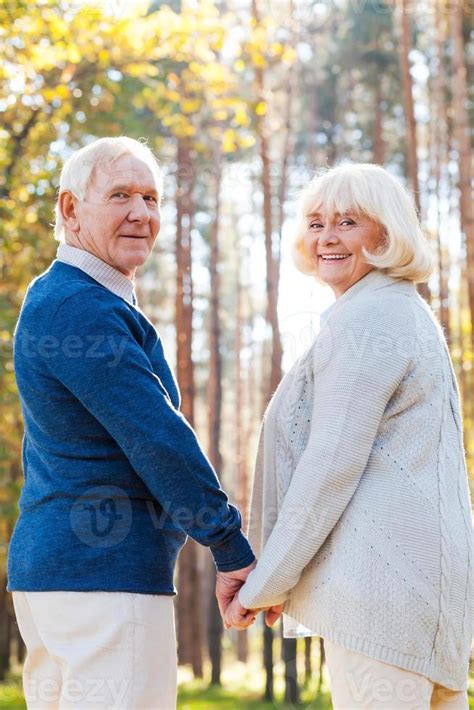 Foto de una pareja de ancianos tomándose de la mano, simbolizando amor y unión