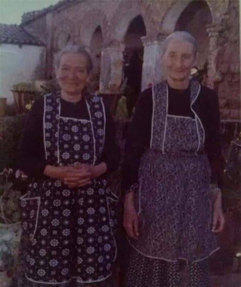 Figura de abuela con delantal y cesta de pan como símbolo de hogar