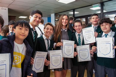 Fotografía de estudiantes recibiendo certificados en la ceremonia de Cambridge/Oxford
