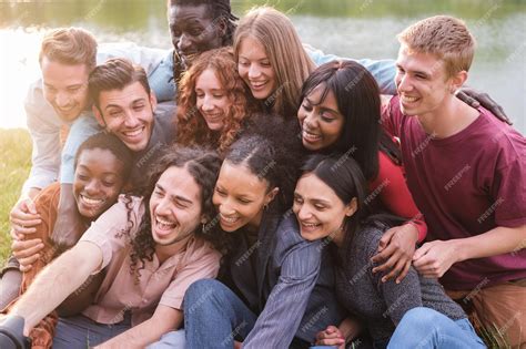 Fotografía de un grupo de jóvenes en un entorno urbano marginal