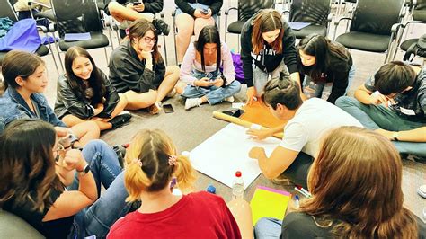 Jóvenes participando en talleres de emprendimiento con la UDLA