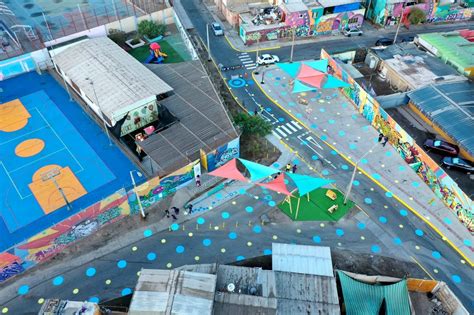 Infografía que muestra el recorrido del Paseo Cerro Mar en Antofagasta, destacando las conexiones entre los barrios altos y el borde costero.