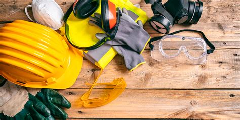 Fotografía de personal de construcción con equipo de protección personal (EPP)