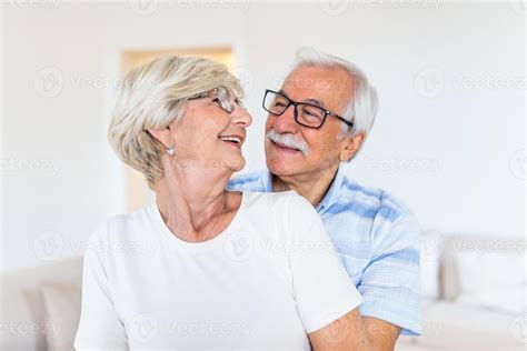 Foto temática de una pareja de edades dispares interactuando, resaltando la conexión y el respeto.
