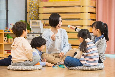 Foto de una cuidadora interactuando positivamente con un niño de 9 años