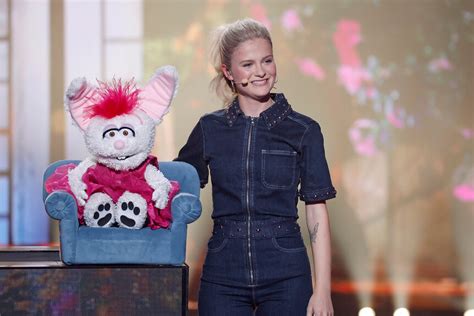 Darci Lynne Farmer con su títere Petunia en el escenario de America's Got Talent