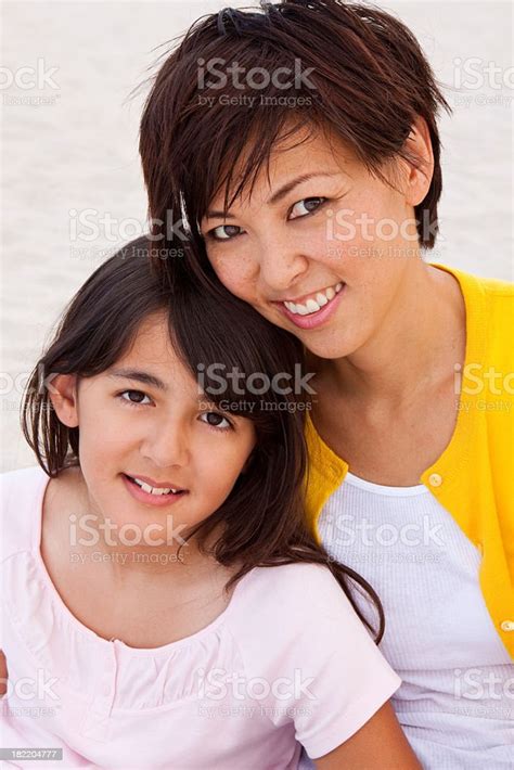 Foto de una madre e hija sonriendo juntas en un entorno relajado