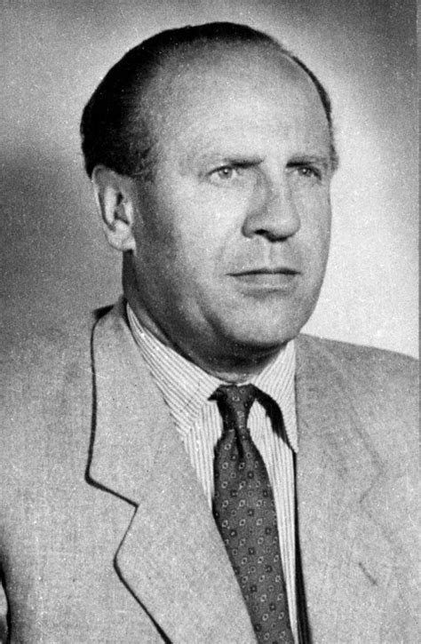 Retrato de un joven Oskar Schindler, con su característico atuendo elegante