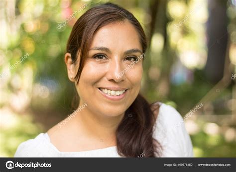 Foto de mujer madura sonriendo en un entorno sensual
