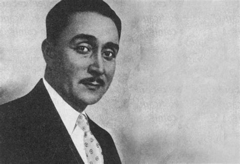 Retrato del escritor Óscar Castro y una primera edición de