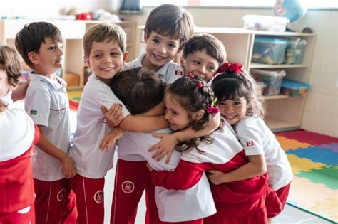 foto de niños jugando en un entorno seguro y con acompañamiento profesional