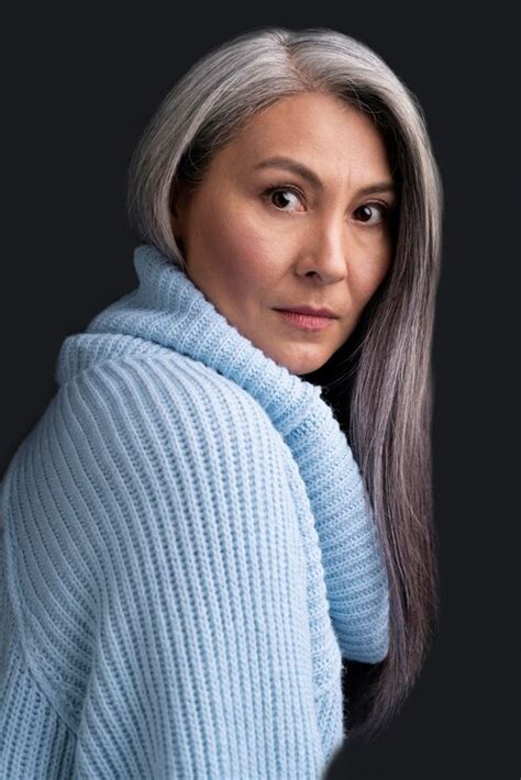 Retrato de mujer mayor con expresión de determinación y experiencia