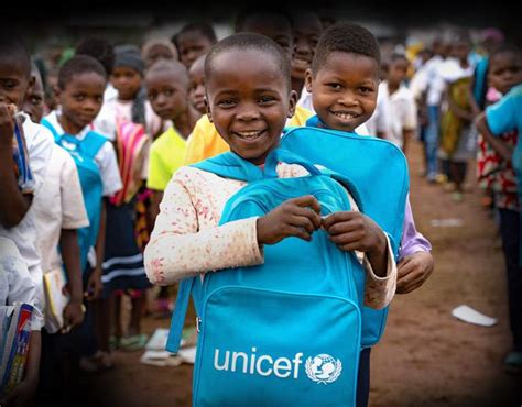 Niños en una escuela apoyada por UNICEF, recibiendo educación y nutrición