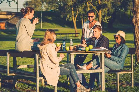 Esquema conceptual que muestra la relación de intercambio entre el código social, el natural y la figura de Preciosa como el eje central.