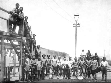 Fotografía histórica de obreros en una oficina salitrera chilena
