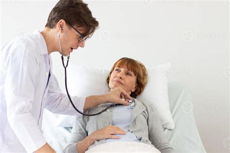 Equipo médico examinando el corazón de un paciente anciano