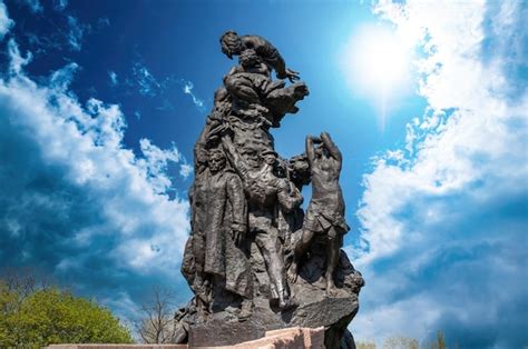 Foto de un monumento o memorial a víctimas del SENAME.