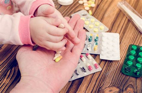 Ilustración de un niño recibiendo medicamentos