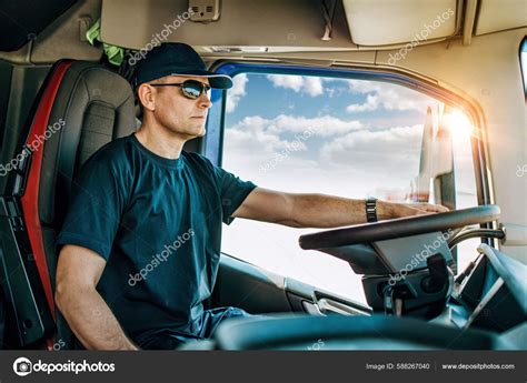 Foto de un camión en carretera o un conductor profesional al volante