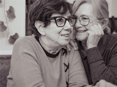 Foto de dos mujeres mayores sonrientes y activas en una cocina o restaurante