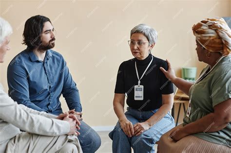 Foto de un grupo de mujeres indígenas mayores sentadas en círculo, compartiendo sabiduría
