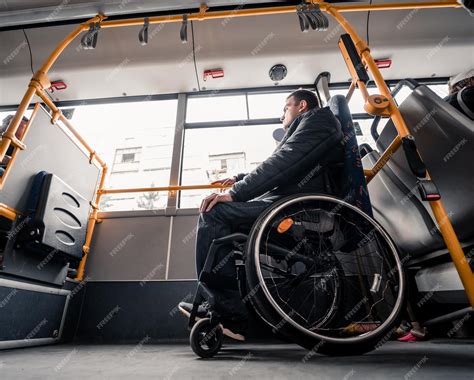 Persona con discapacidad utilizando transporte público accesible