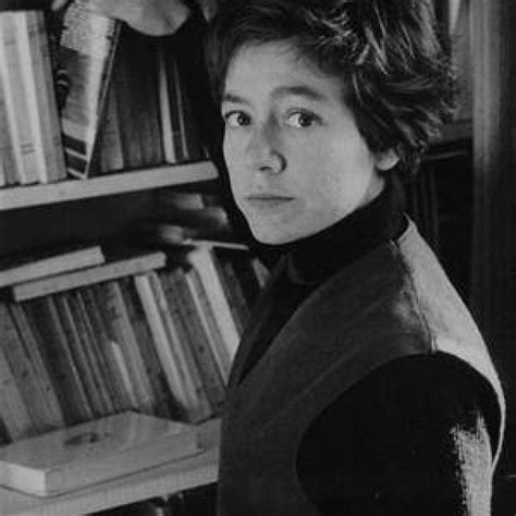 Retrato de Alejandra Pizarnik en blanco y negro, con expresión melancólica