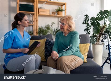 Ilustración de una visita domiciliaria: profesional de salud, paciente y cuidador en el hogar