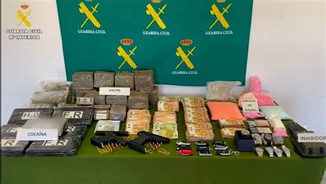 Infografía mostrando la cantidad de droga incautada y dinero