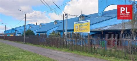 Fachada de la Escuela Juan Ricardo Sanchez Ascencio con estudiantes