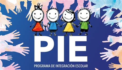 Grupo de profesionales del Programa de Integración Escolar interactuando con estudiantes