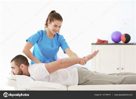 Imagen de un fisioterapeuta trabajando con un adulto mayor en ejercicios de rehabilitación.