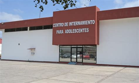 Fotografía de un centro de detención juvenil con aspecto precario
